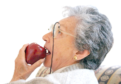 りんごを噛る女性